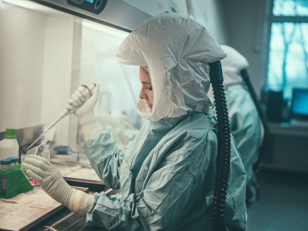 Das Institut für Mikrobiologie der Bundeswehr in München hat erstmals in Deutschland bei einem Patienten das Affenpockenvirus zweifelsfrei nachgewiesen. Das Symbolbild vom 20. Mai 2022 zeigt eine Frau im Institut für Mikrobiologie der Bundeswehr in München bei der Arbeit.