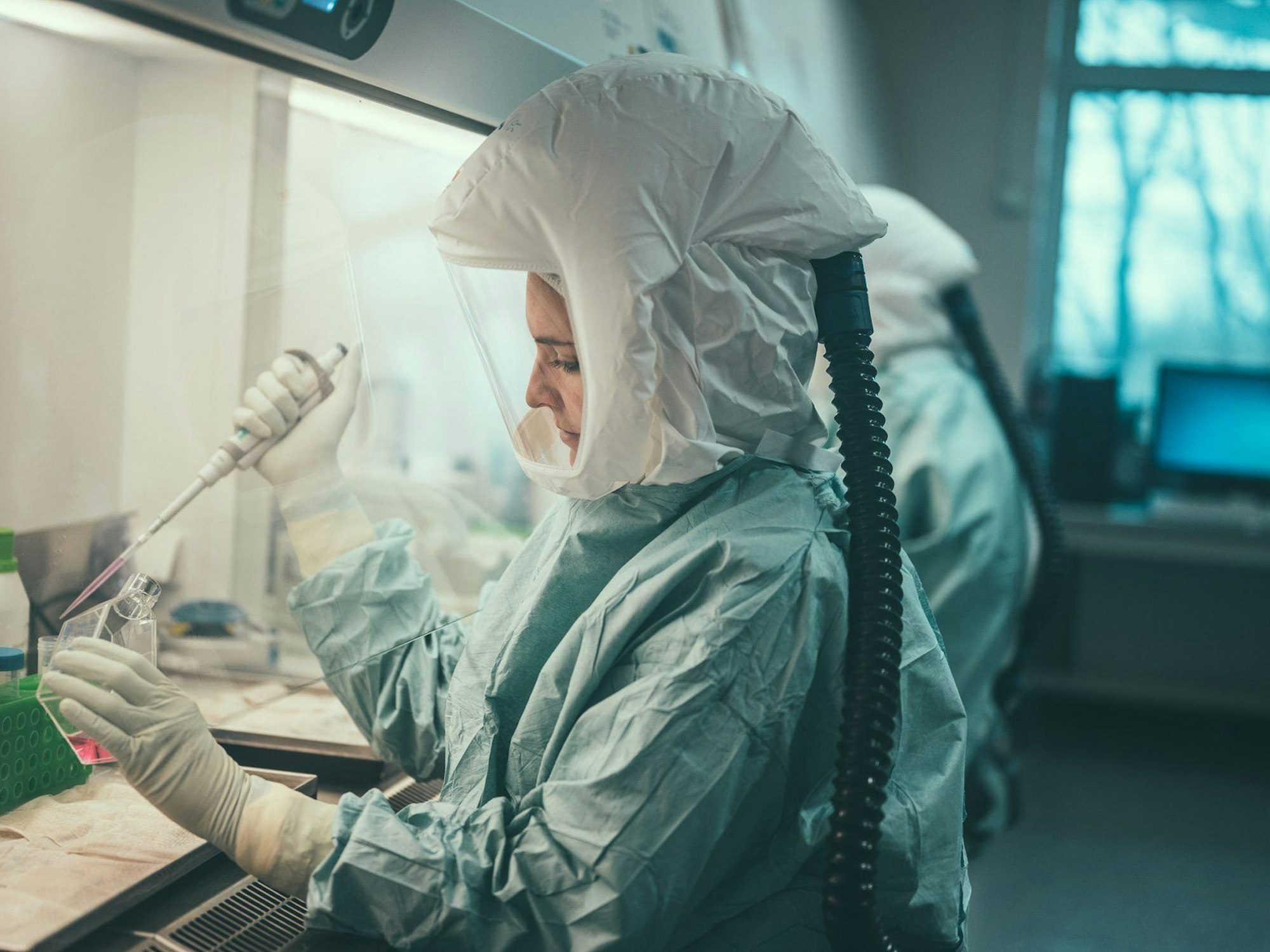 Das Institut für Mikrobiologie der Bundeswehr in München hat erstmals in Deutschland bei einem Patienten das Affenpockenvirus zweifelsfrei nachgewiesen. Das Symbolbild vom 20. Mai 2022 zeigt eine Frau im Institut für Mikrobiologie der Bundeswehr in München bei der Arbeit.