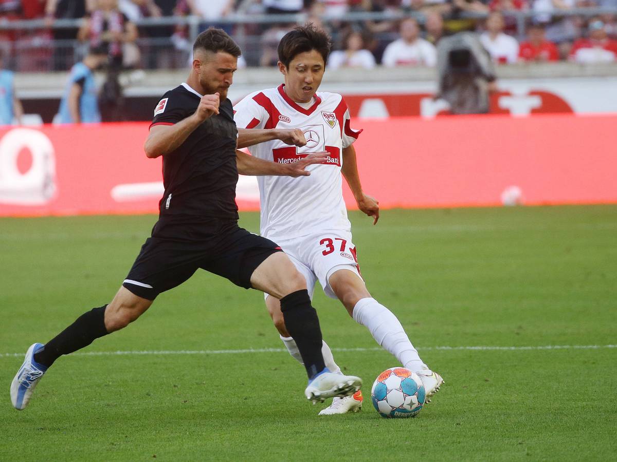 Salih Özcan vom 1. FC Köln im Zweikampf mit Hiroki Ito vom VfB Stuttgart.