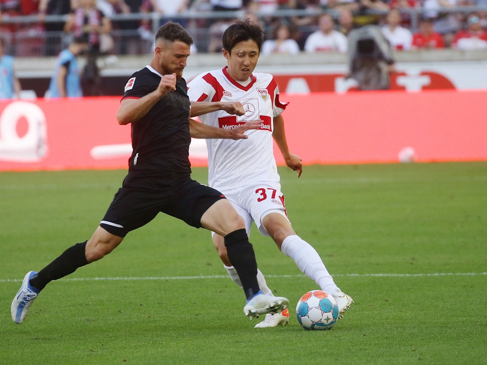 Salih Özcan vom 1. FC Köln im Zweikampf mit Hiroki Ito vom VfB Stuttgart.