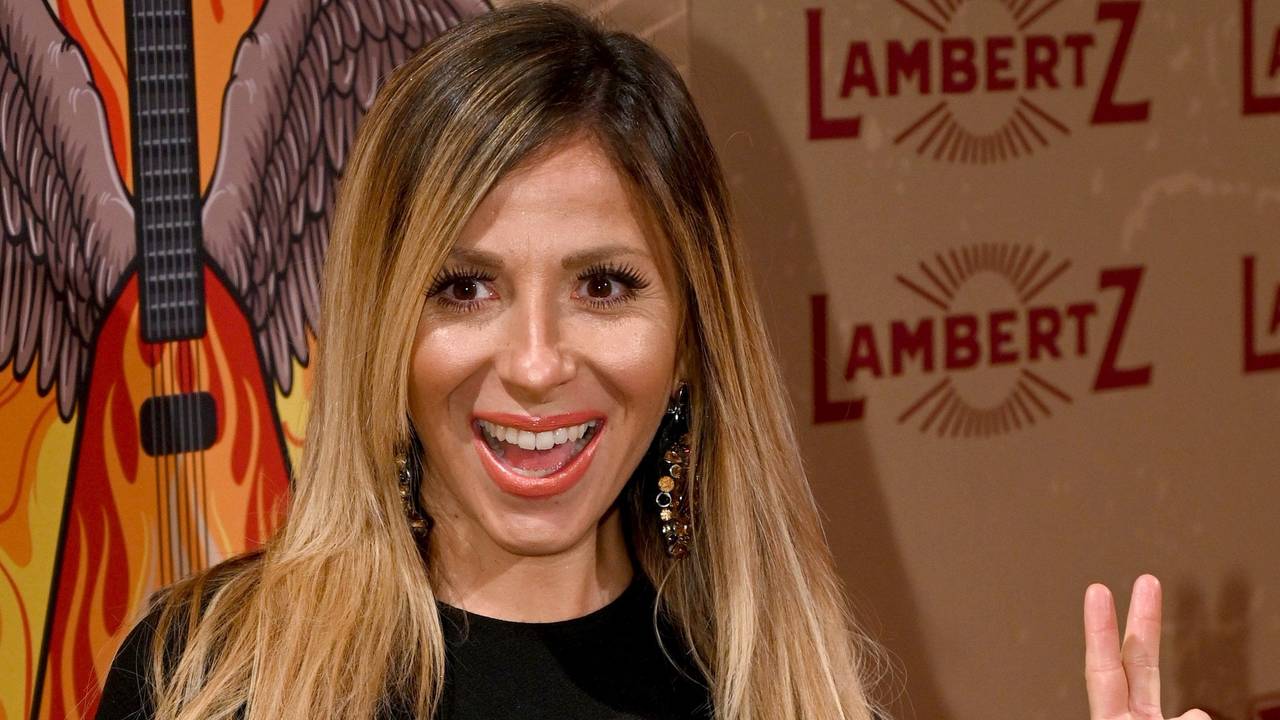 Gülcan Kamps strahlt bei der „Lambertz Monday Night“ am 28. Januar 2019 in die Kamera.