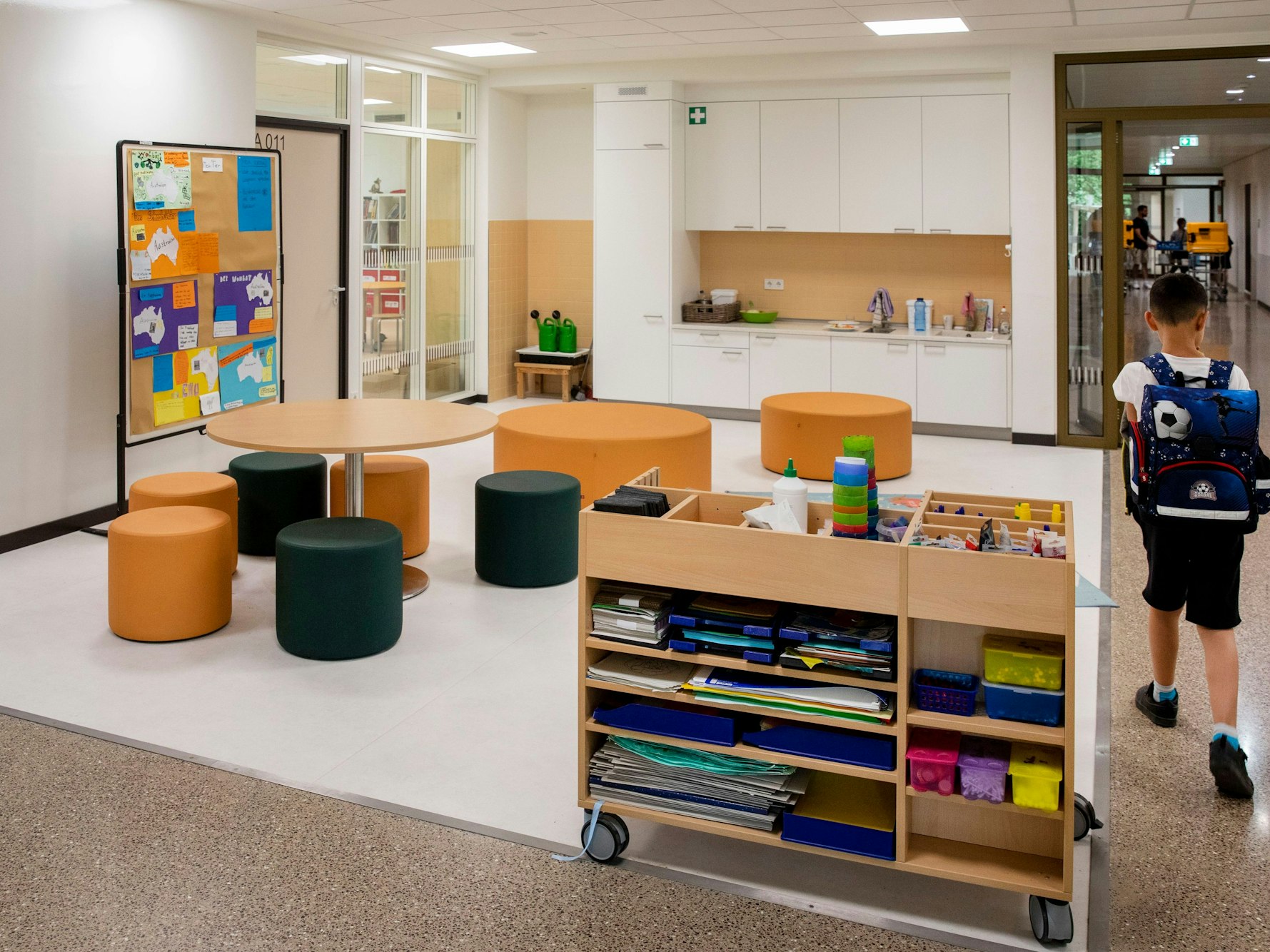 Ein Kind läuft durch den neuen Lernbereich der Friedrich-List-Grundschule.