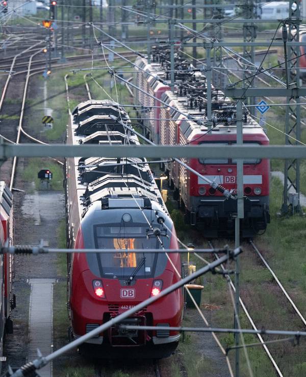 Züge der Deutschen Bahn (DB) stehen am Hauptbahnhof