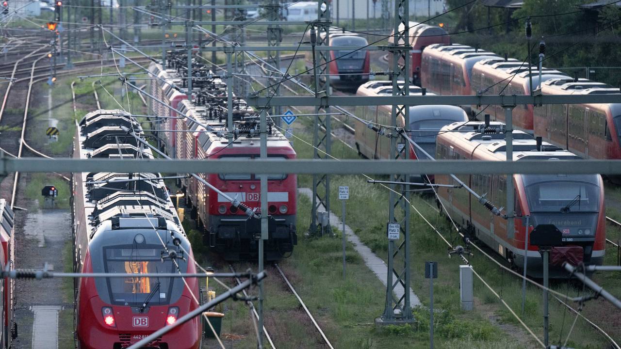 Züge der Deutschen Bahn (DB) stehen am Hauptbahnhof