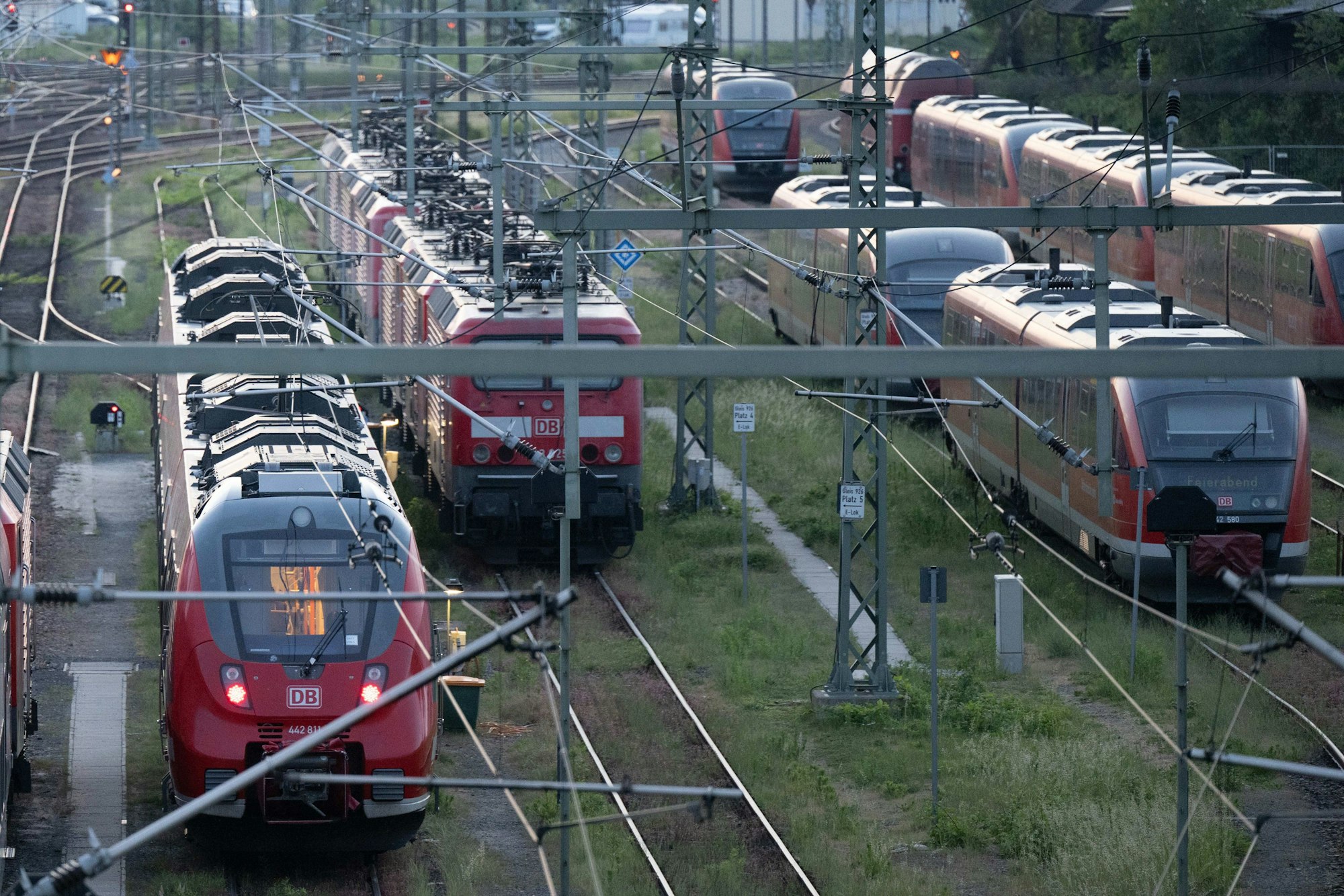 Züge der Deutschen Bahn (DB) stehen am Hauptbahnhof Dresden auf einem Gleis. Mit dem 9-Euro-Ticket soll der ÖPNV drei Monate lang für insgesamt 27 Euro nutzbar sein.
