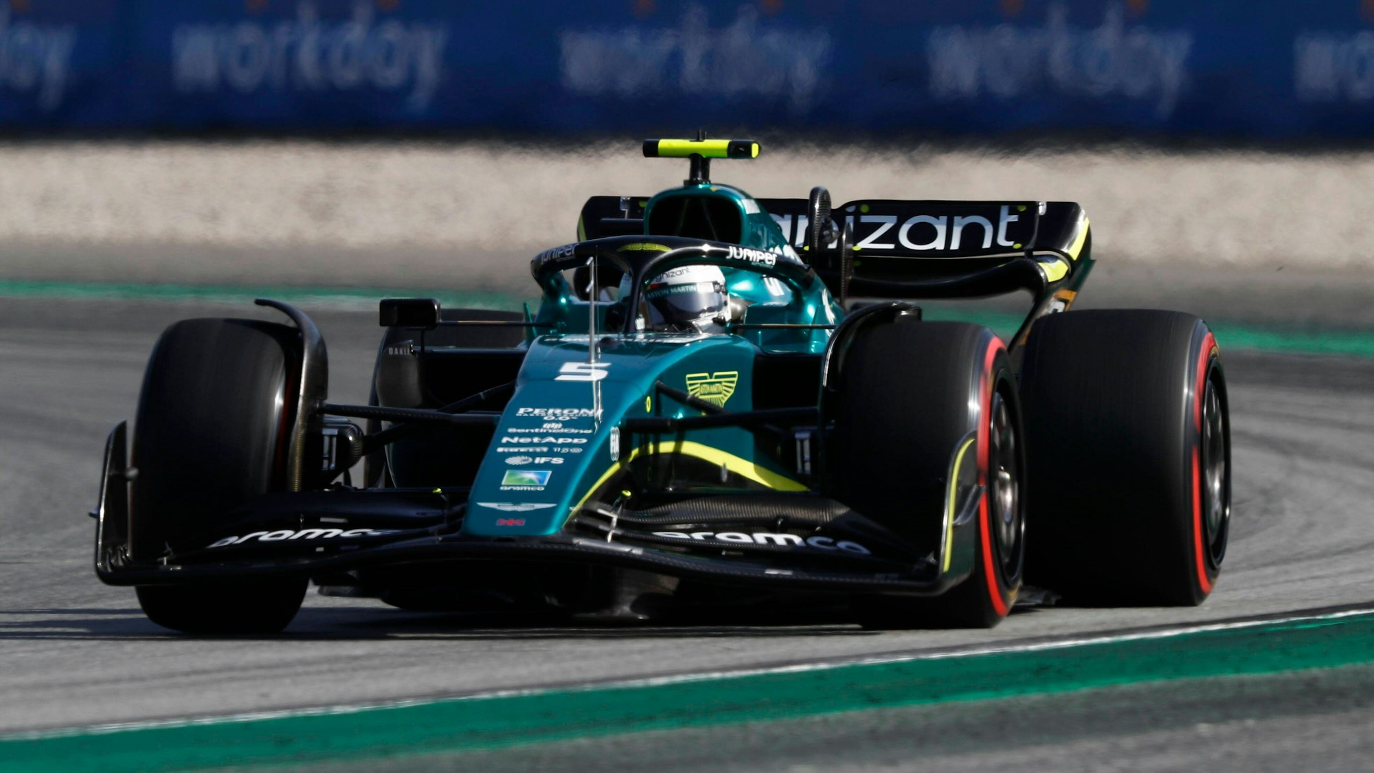 Aktuell geht Red Bull gegen Vettels Aston Martin vor, da der Bolide starke Ähnlichkeiten zu Verstappens Auto aufweist.