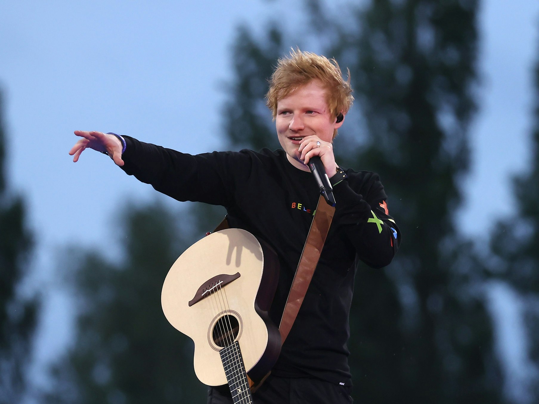 Musiker Ed Sheeran performt auf der Bühne am 12. Mai 2022.