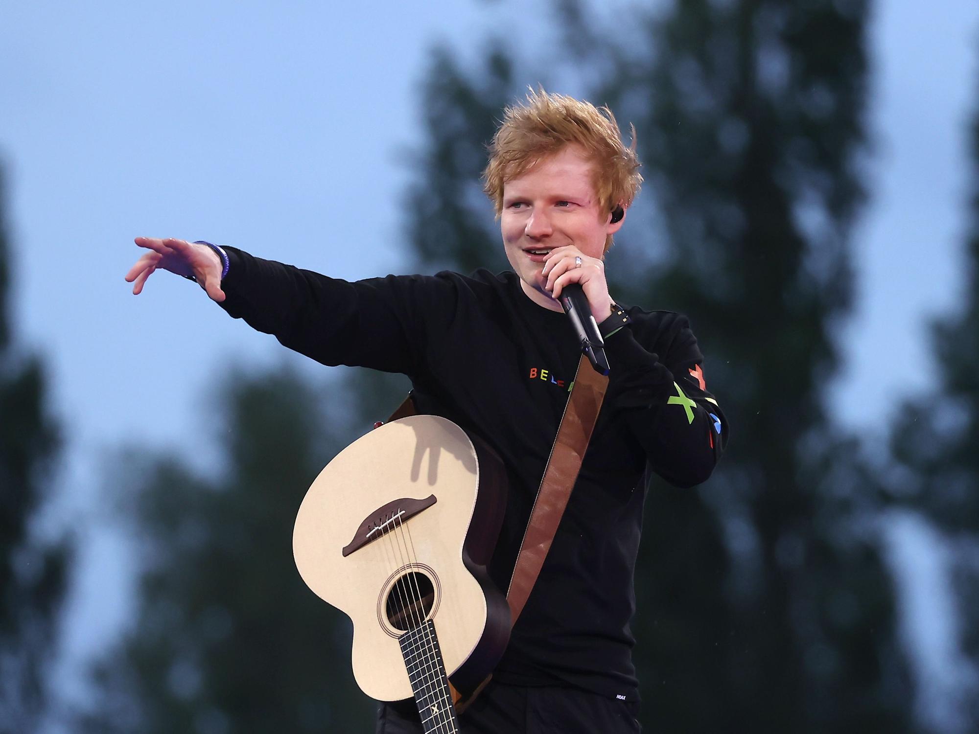 Musiker Ed Sheeran performt auf der Bühne am 12. Mai 2022.
