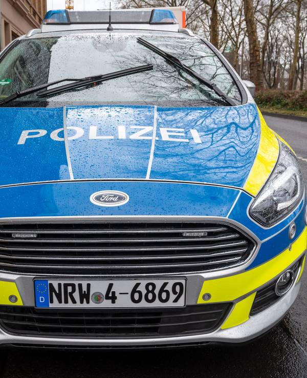 Symbolbild von einem blau-gelben Polizeiauto.
