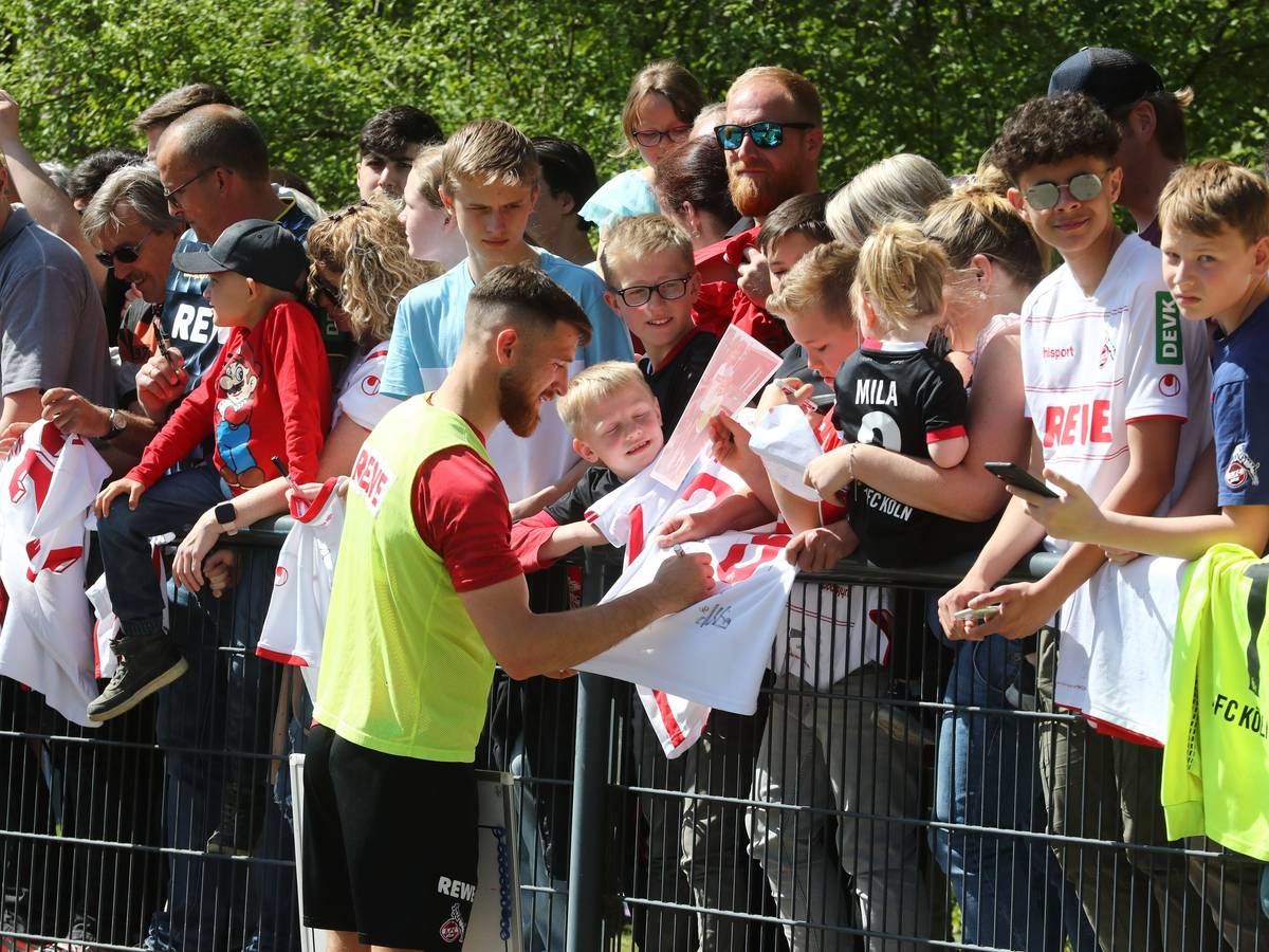 Salih Özcan nimmt sich nach dem Training des 1. FC Köln Zeit für die Fans.