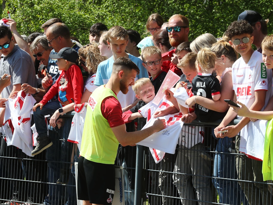 Salih Özcan nimmt sich nach dem Training des 1. FC Köln Zeit für die Fans.