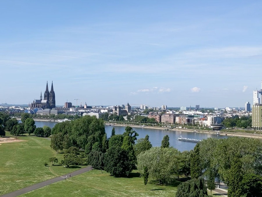 Der Blick auf den Rhein und den Dom.
