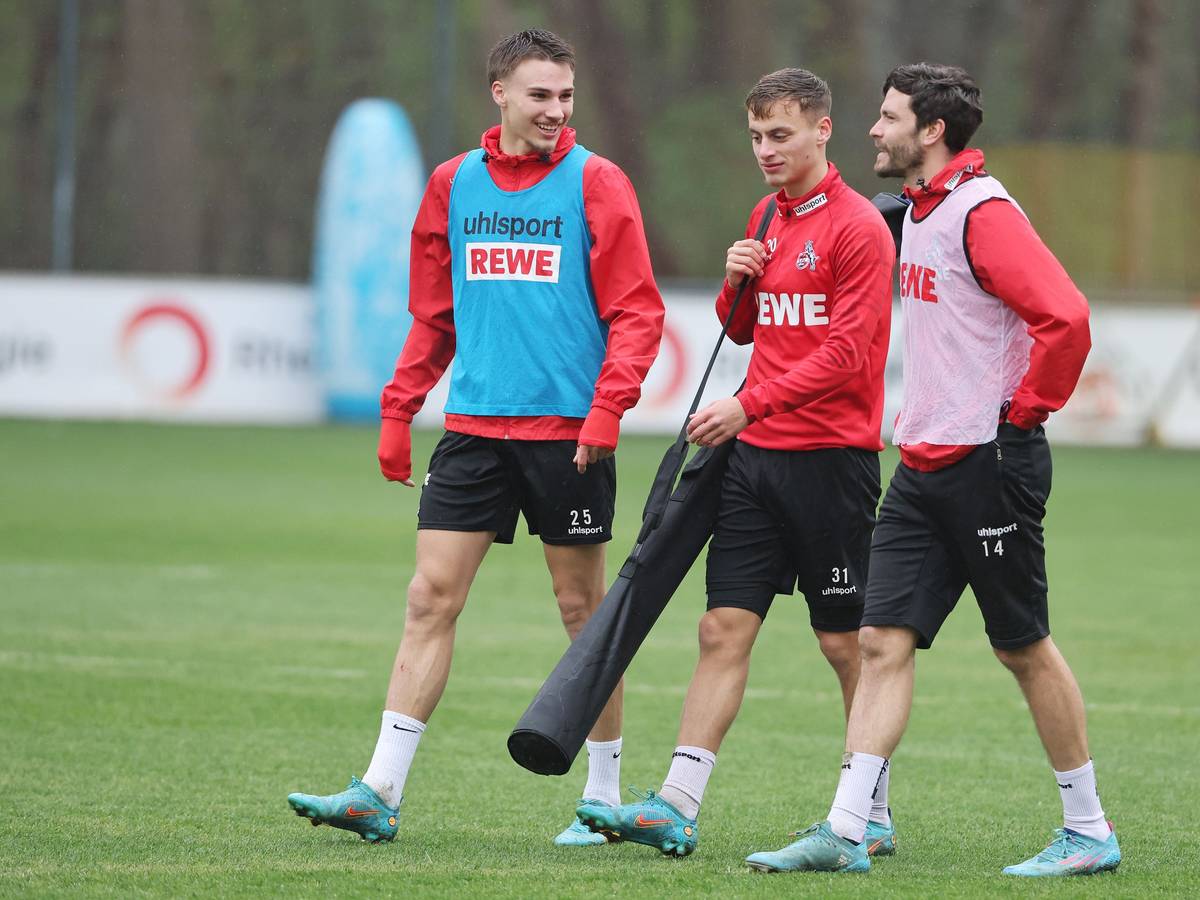 Tim Lemperle, Marvin Obuz und Jones Hector unterhalten sich im FC-Training