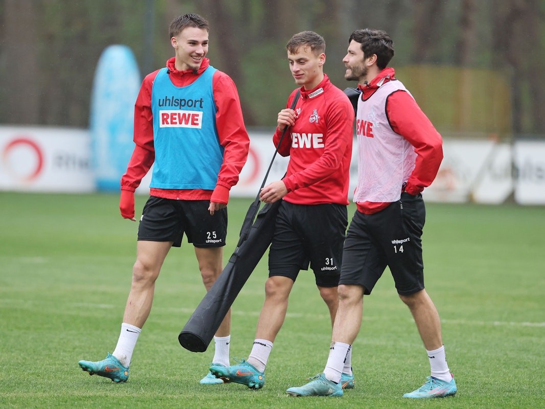 Tim Lemperle, Marvin Obuz und Jones Hector unterhalten sich im FC-Training