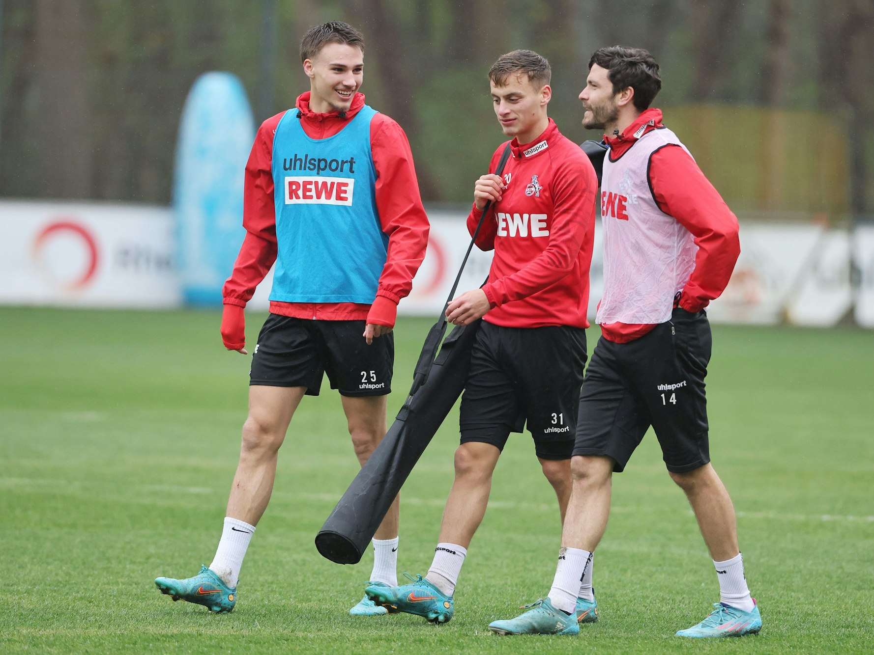 Tim Lemperle, Marvin Obuz und Jones Hector unterhalten sich im FC-Training