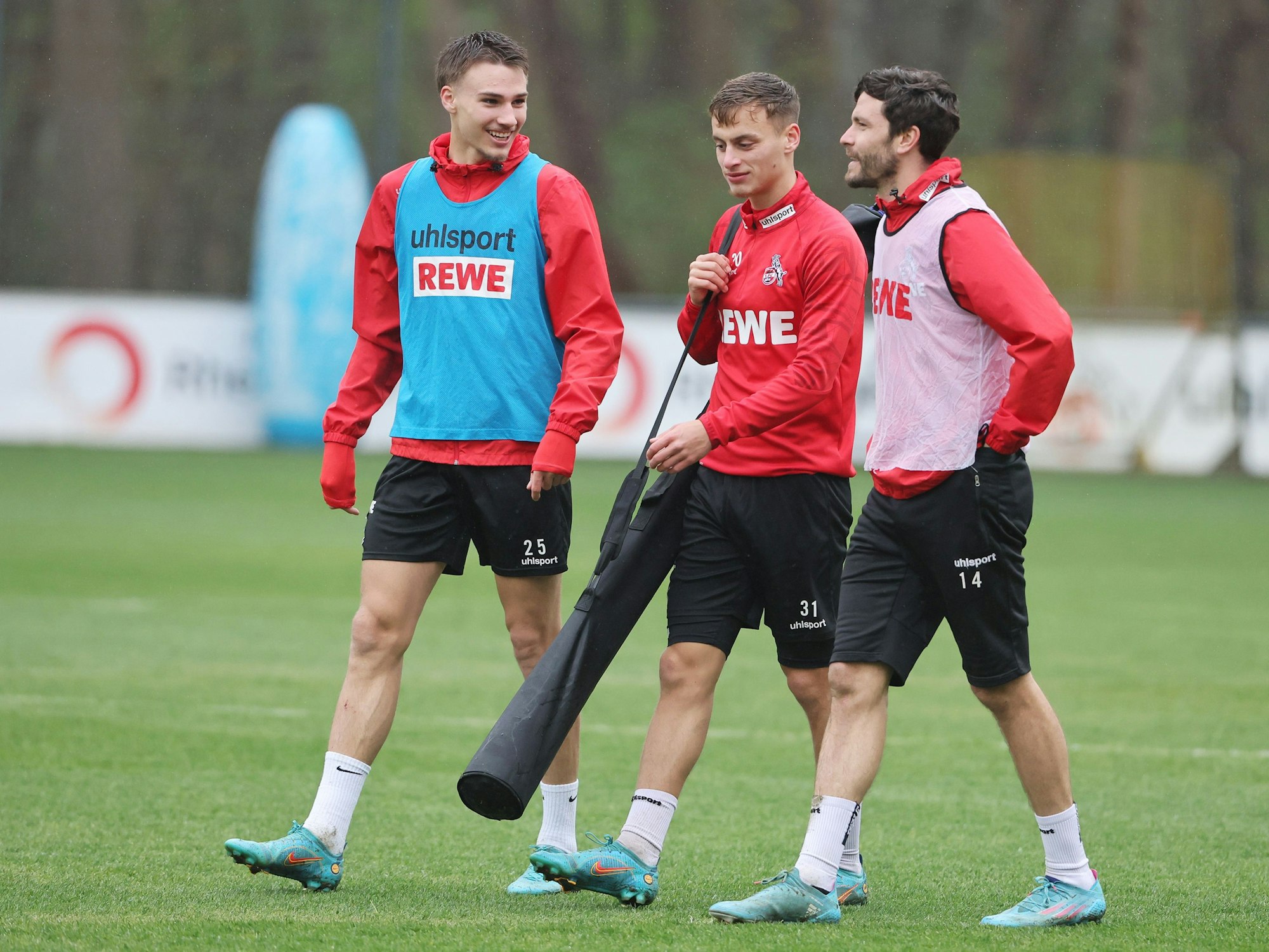 Tim Lemperle, Marvin Obuz und Jones Hector unterhalten sich im FC-Training