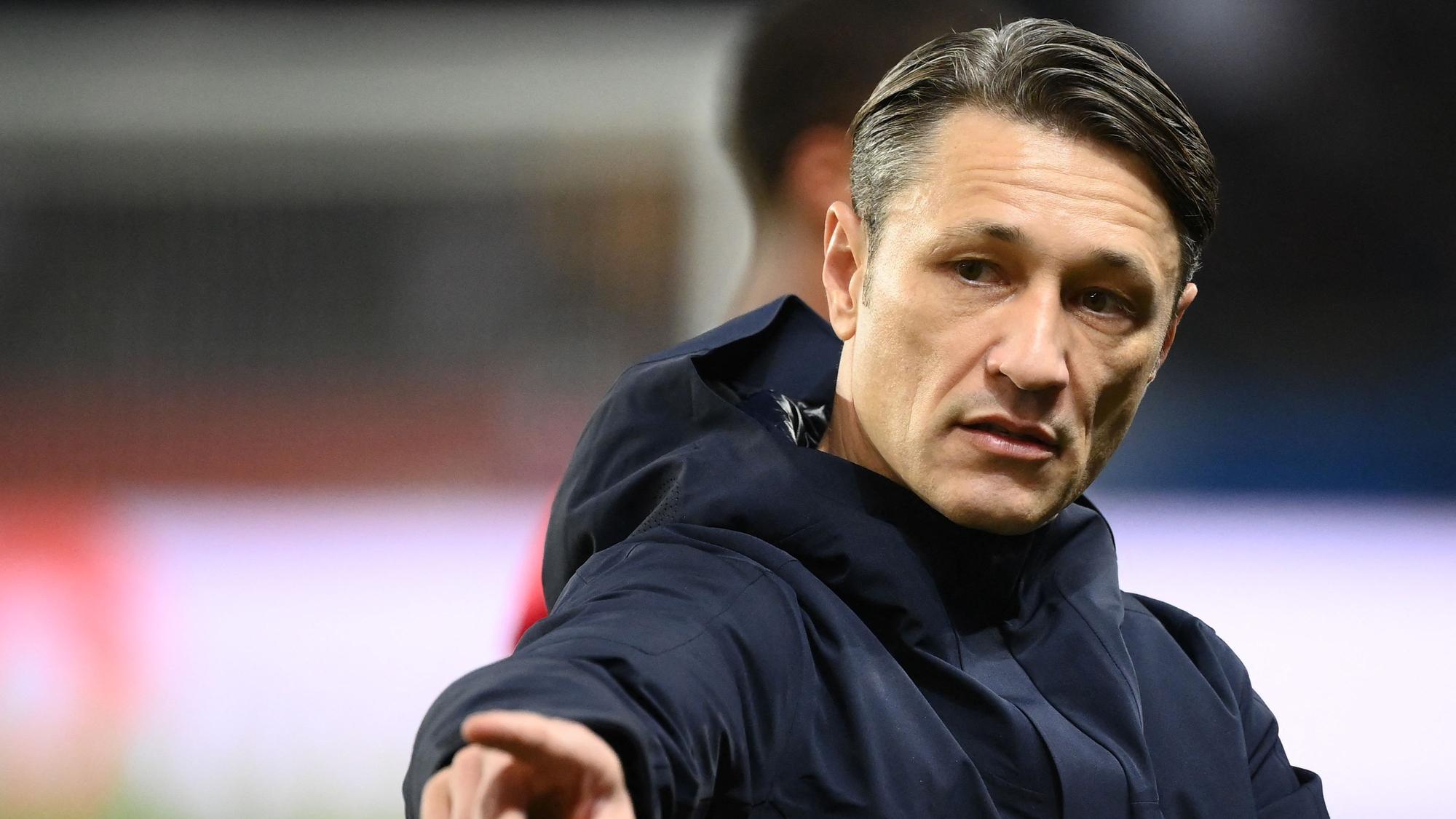 Niko Kovac gestikuliert mit ausgestrecktem Zeigefinger.