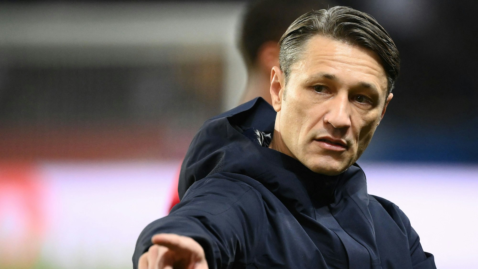 Niko Kovac gestikuliert mit ausgestrecktem Zeigefinger.