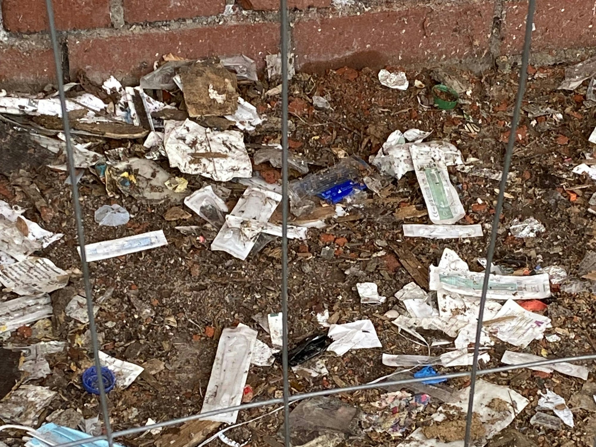 Auf der Neuerburgstraße in Köln-Kalk liegen unzählige Drogenspritzen sowie Müll.