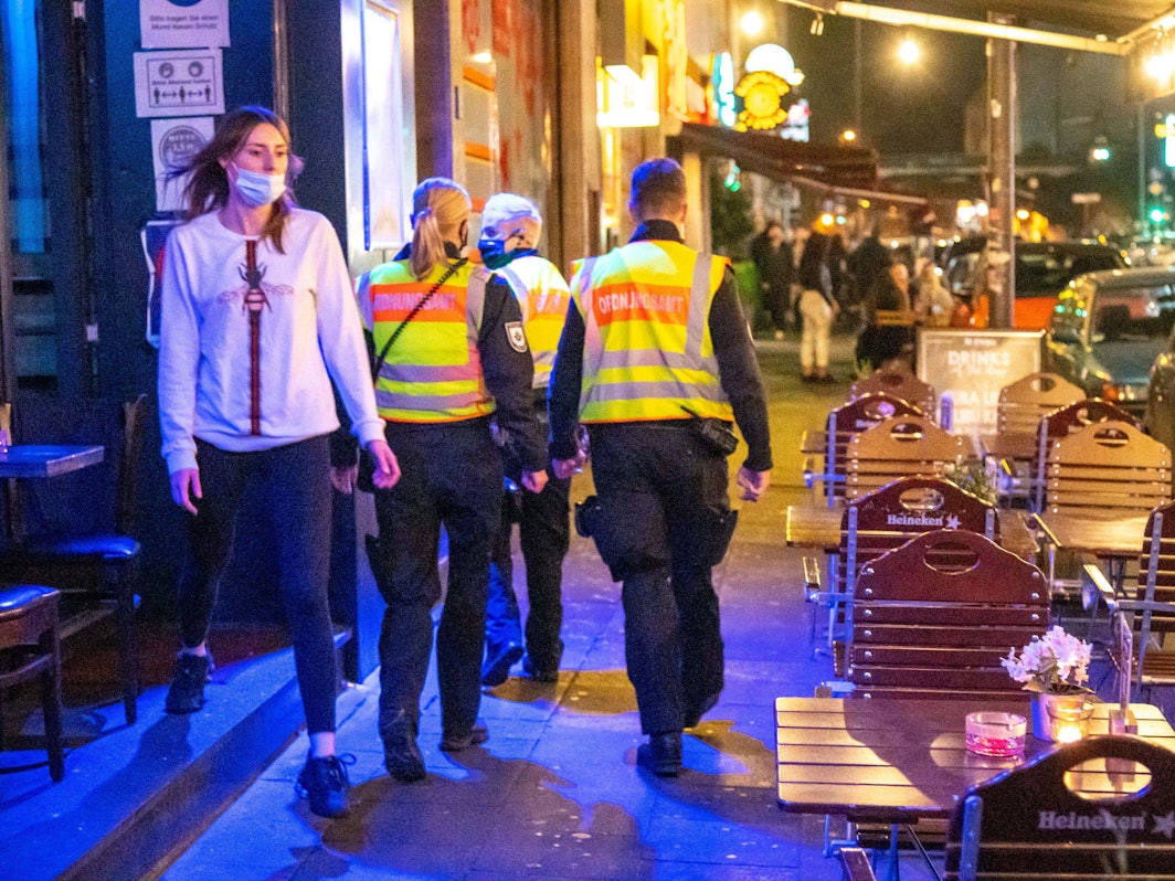 In der Zülpicher Straße kontrollieren Mitarbeiter des Ordnungsamtes Bars, Restaurants und Aussengastronomien auf die Einhaltung der Coronaregeln.