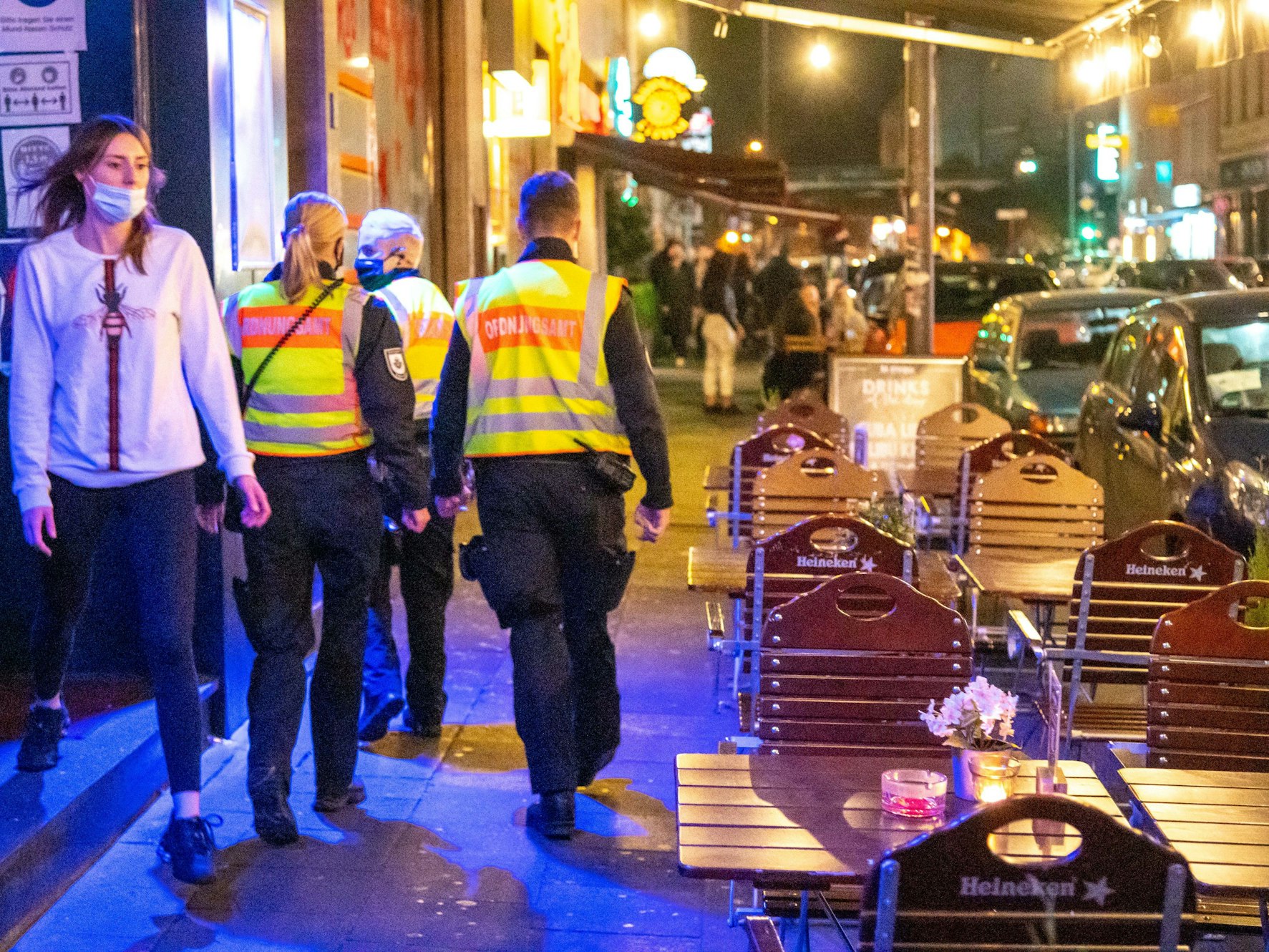 In der Zülpicher Straße kontrollieren Mitarbeiter des Ordnungsamtes Bars, Restaurants und Aussengastronomien auf die Einhaltung der Coronaregeln.