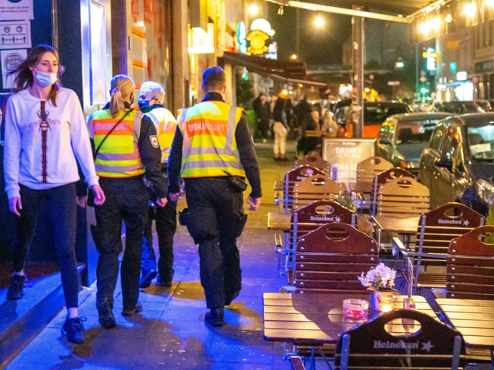 In der Zülpicher Straße kontrollieren Mitarbeiter des Ordnungsamtes Bars, Restaurants und Aussengastronomien auf die Einhaltung der Coronaregeln.