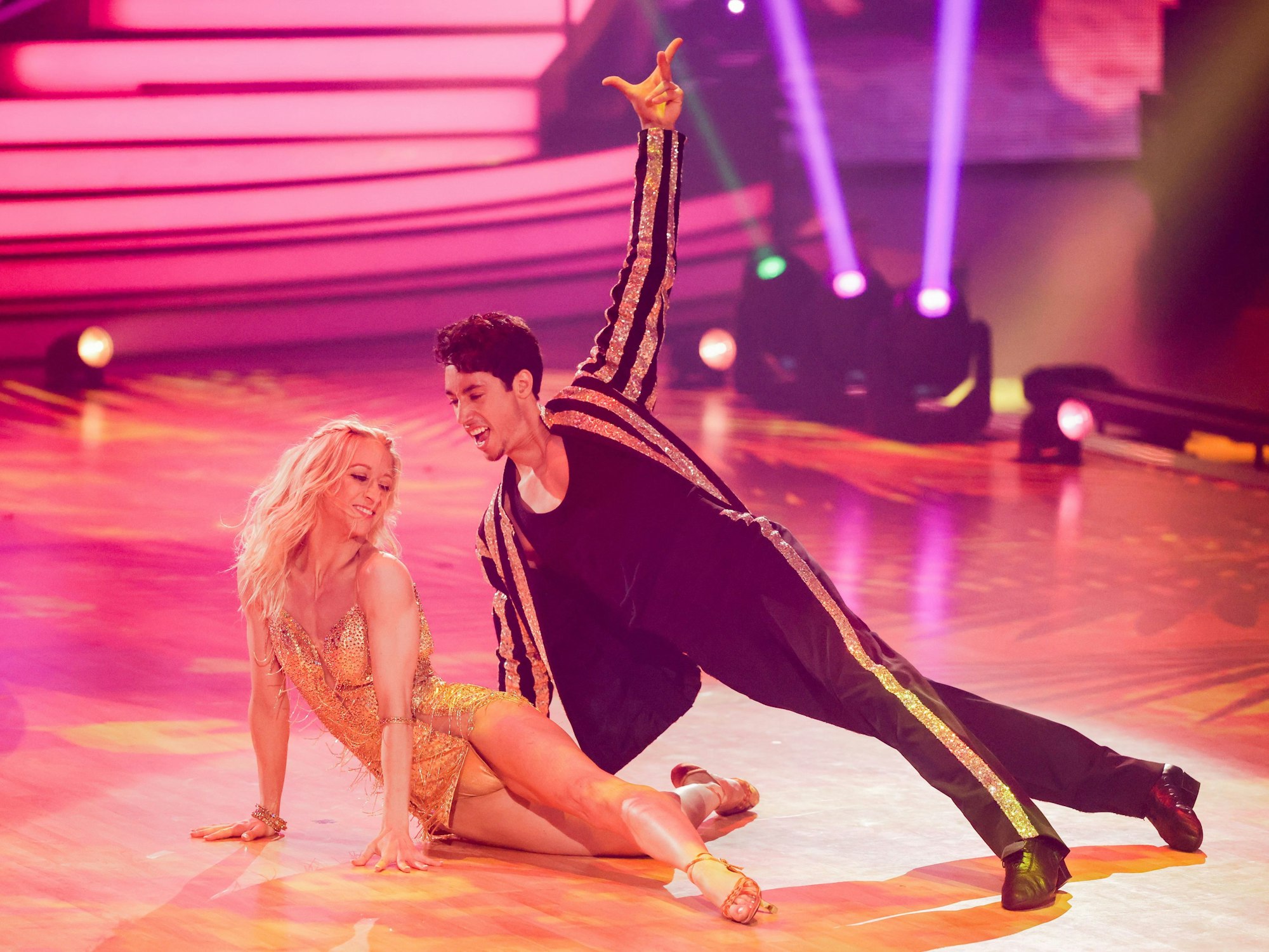 20.05.2022, Nordrhein-Westfalen, Köln: Rene Casselly (r), Zirkusartist, und Kathrin Menzinger, Profitänzerin, tanzen in der RTL-Tanzshow "Let's Dance" im Coloneum.