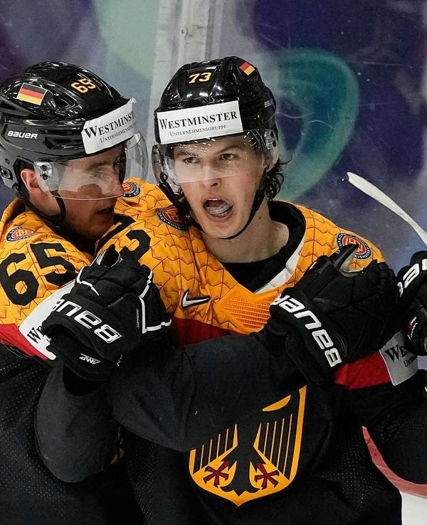 Lukas Reichel und Marc Michaelis jubeln über ein Tor