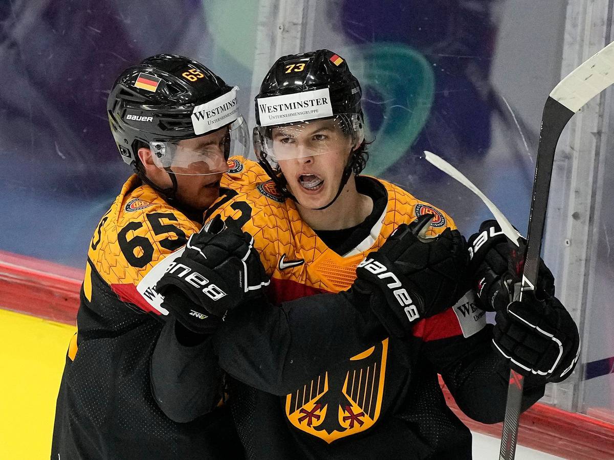 Lukas Reichel und Marc Michaelis jubeln über ein Tor