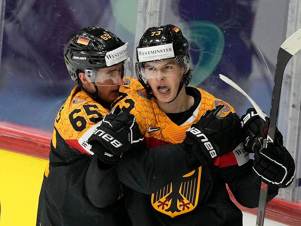 Lukas Reichel und Marc Michaelis jubeln über ein Tor