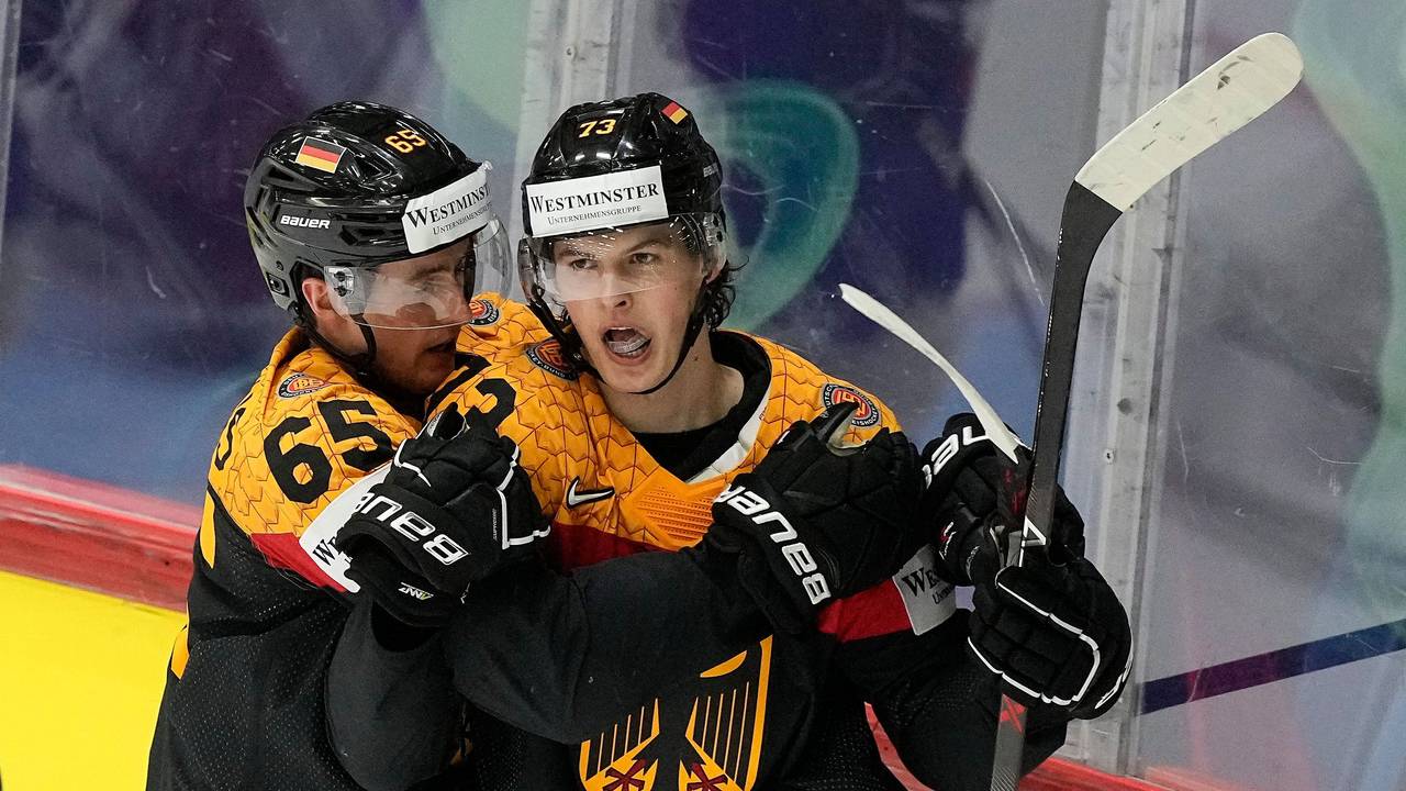 Lukas Reichel und Marc Michaelis jubeln über ein Tor