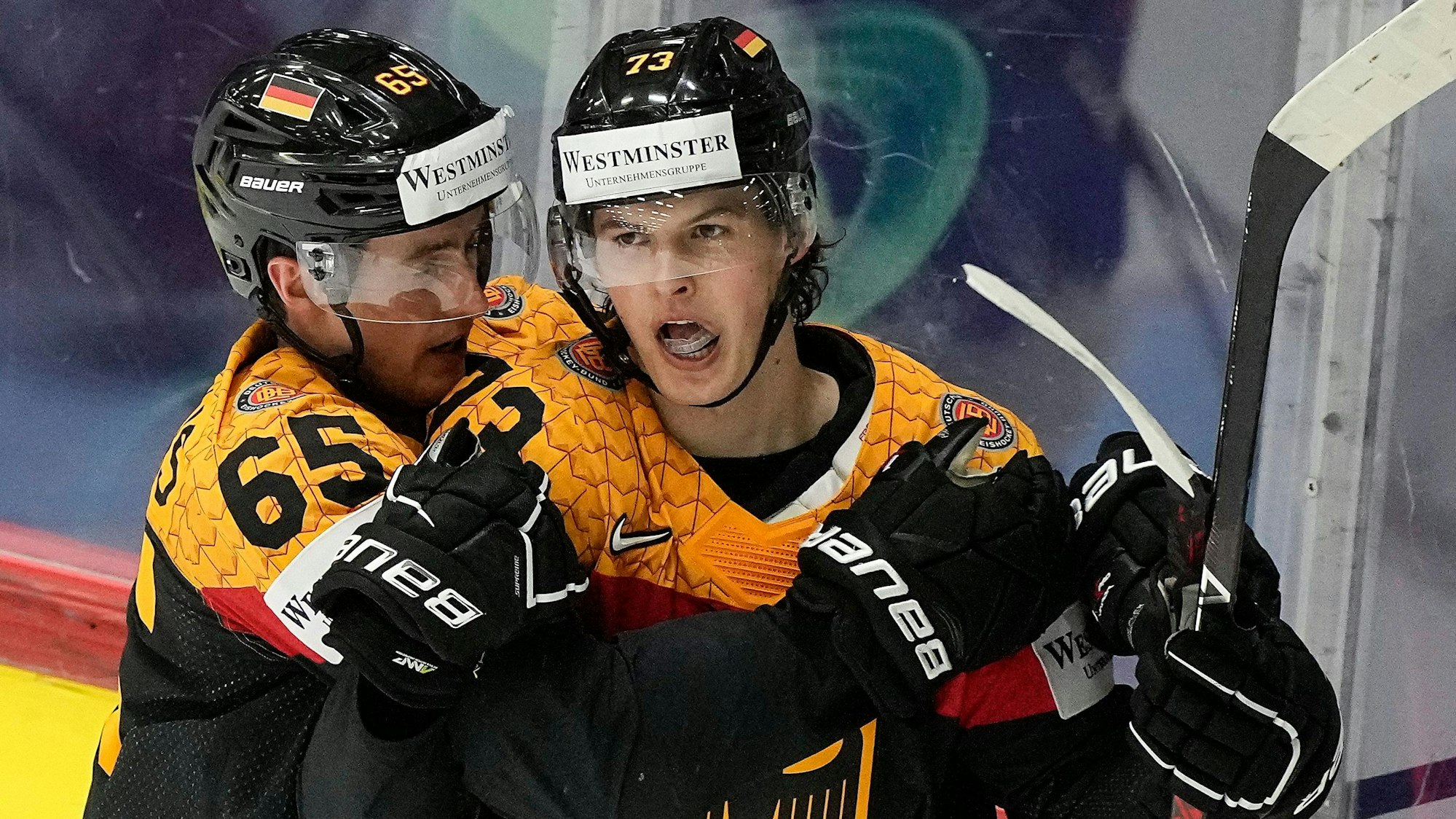 Lukas Reichel und Marc Michaelis jubeln über ein Tor