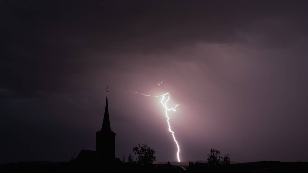 19.05.2022, Bayern, Rattelsdorf: Blitze entladen sich aus einer Gewitterwolke über der Ortschaft.