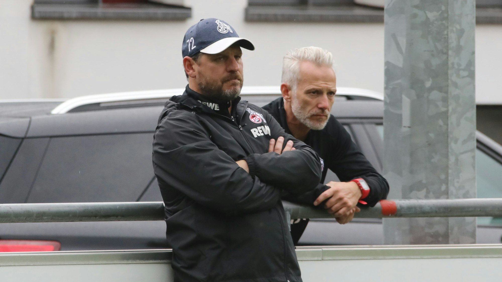 Mark Zimmermann unterhält sich mit Steffen Baumgart.