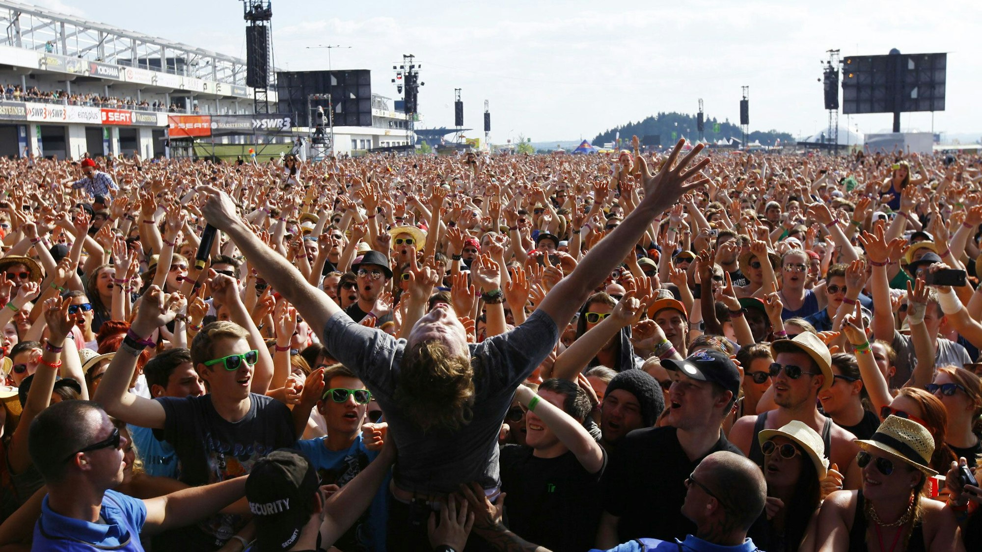 Das Symbolfoto zeigt die feiernde Menge bei dem Rockfestival „Rock am Ring“.