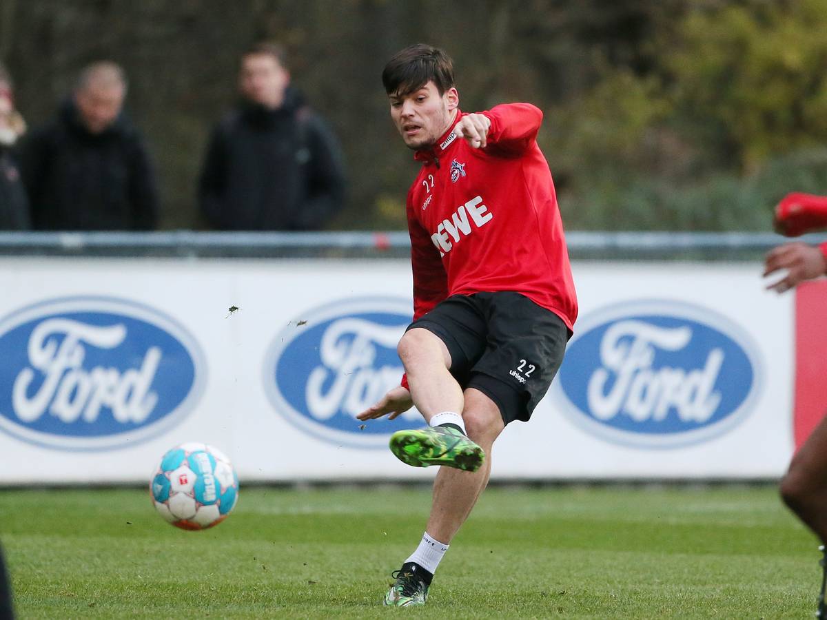 Ex-Spieler Jorge Meré passt im Training des 1. FC Köln einen Ball.