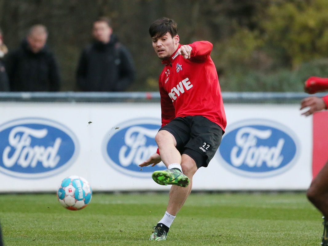 Ex-Spieler Jorge Meré passt im Training des 1. FC Köln einen Ball.