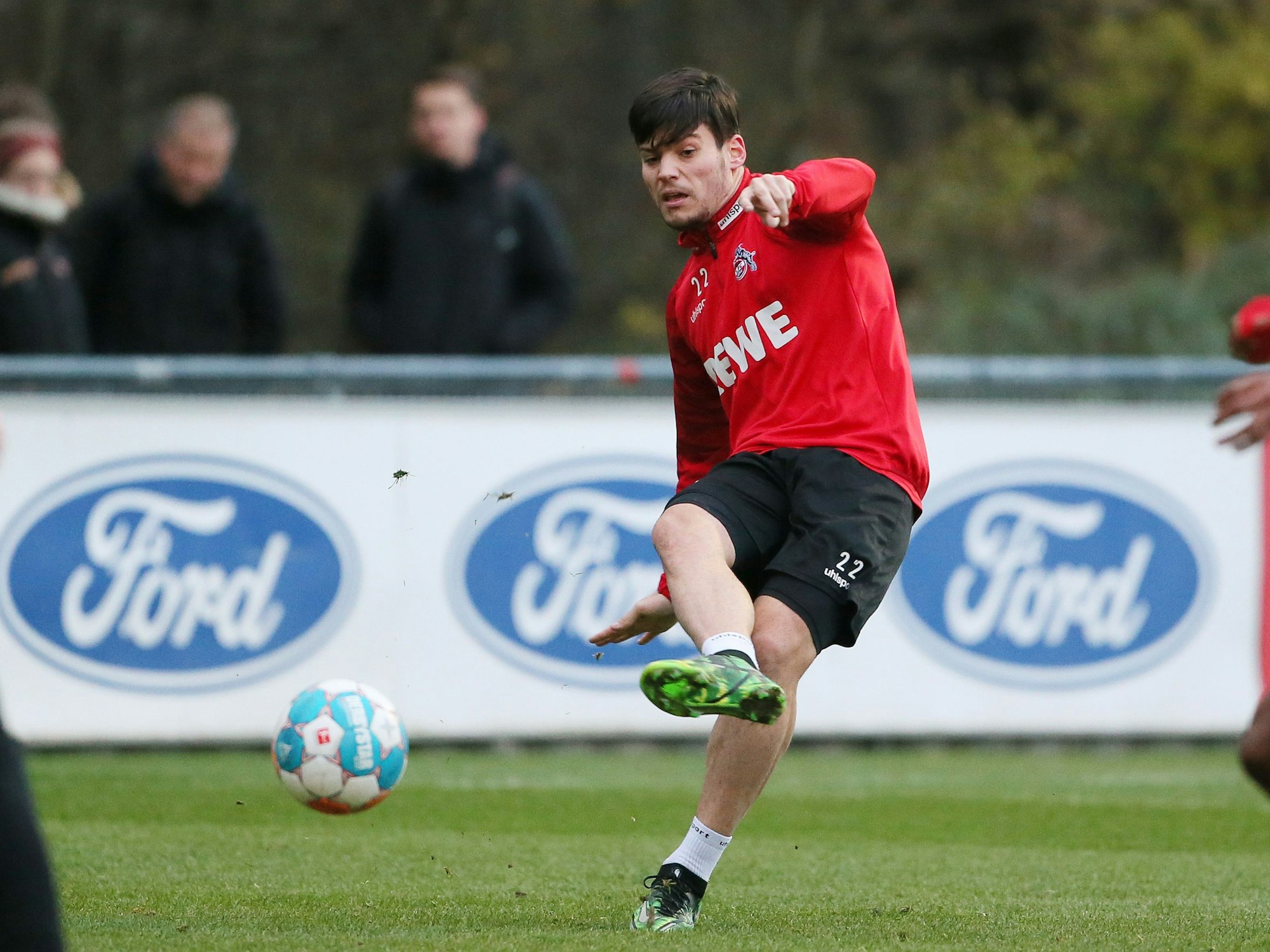 Ex-Spieler Jorge Meré passt im Training des 1. FC Köln einen Ball.