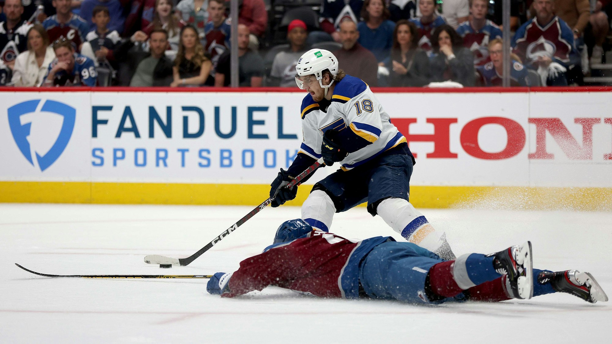 Zweikampf zwischen Robert Thomas (oben) und Artturi Lehkonen.