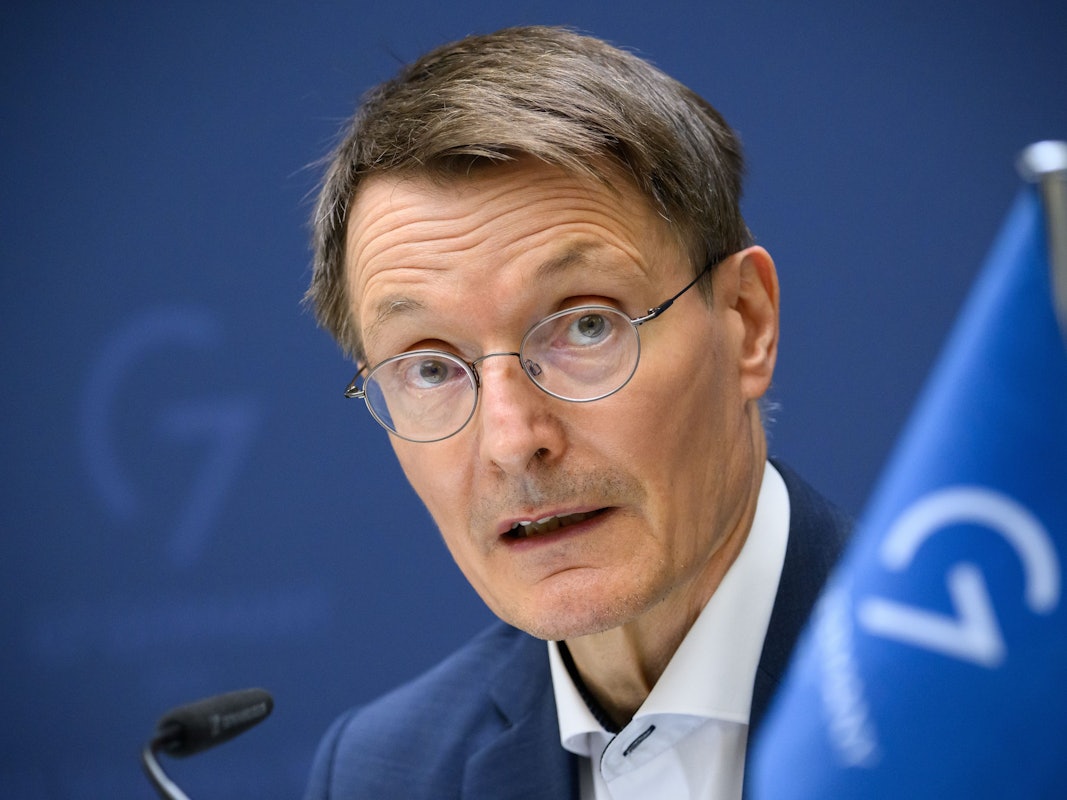 Karl Lauterbach (SPD), Bundesminister für Gesundheit, äußert sich bei einer Pressekonferenz zum Treffen der Gesundheitsminister der G7-Staaten im Roten Rathaus.