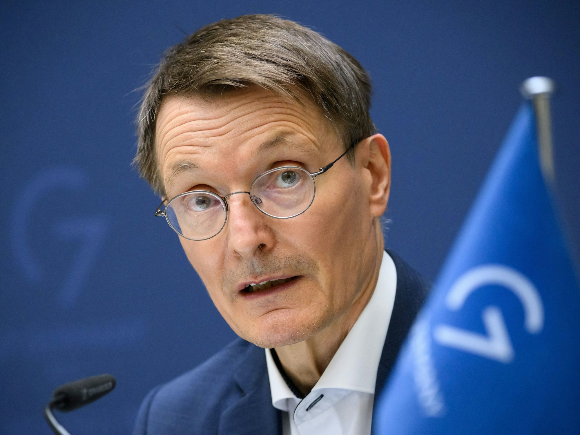 Karl Lauterbach (SPD), Bundesminister für Gesundheit, äußert sich bei einer Pressekonferenz zum Treffen der Gesundheitsminister der G7-Staaten im Roten Rathaus.