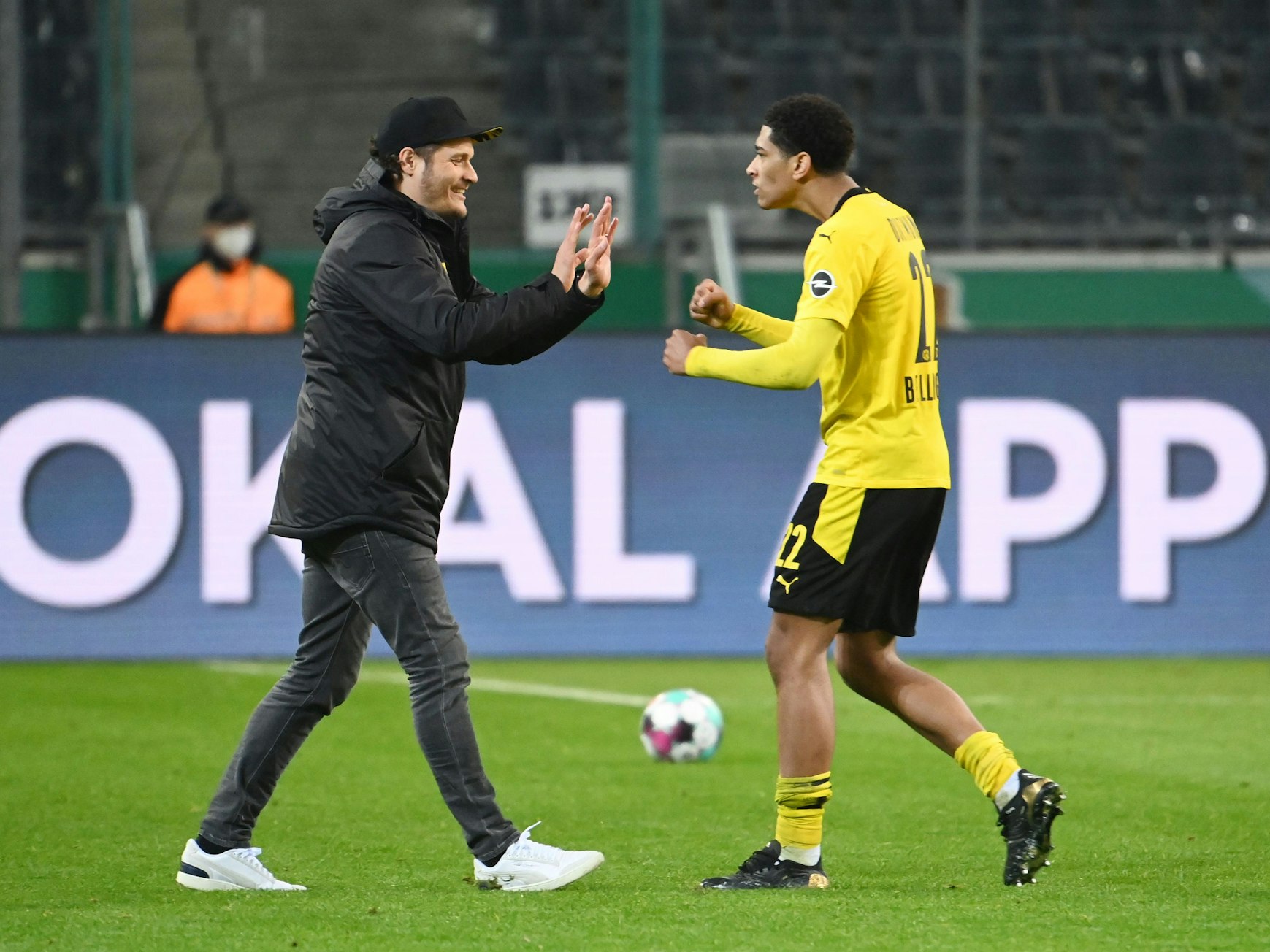 Edin Terzic (links) und Jude Bellingham freuen sich gemeinsam.