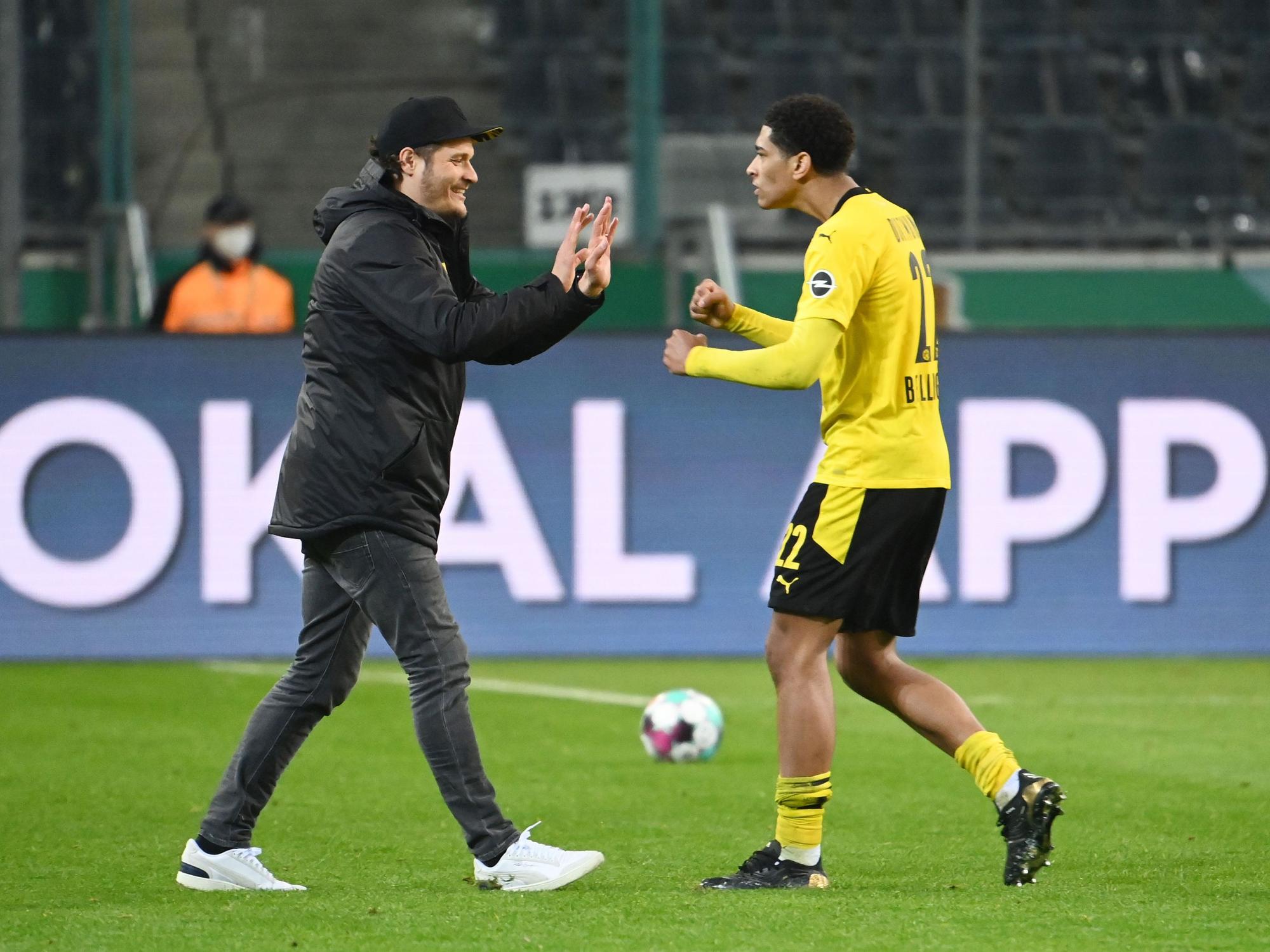 Edin Terzic (links) und Jude Bellingham freuen sich gemeinsam.