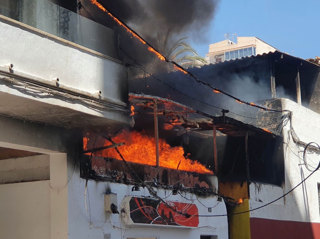 Das Restaurant „Why Not“ in der Nähe des Ballermanns steht in Flammen. Die Polizei hat auf Mallorca 13 deutsche Urlauber festgenommen, weil sie den Brand ausgelöst haben sollen.