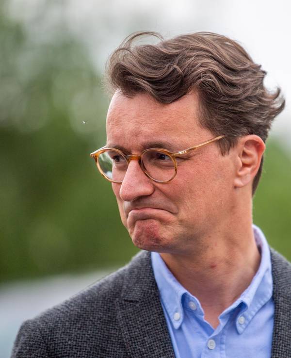 Ministerpräsident von Nordrhein Westfalen, Hendrik Wüst, steht neben der beschädigten Kirche von Lippstadt Hellinghausen.