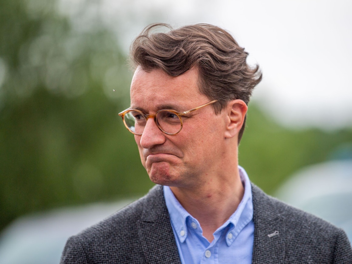 Ministerpräsident von Nordrhein Westfalen, Hendrik Wüst, steht neben der beschädigten Kirche von Lippstadt Hellinghausen.