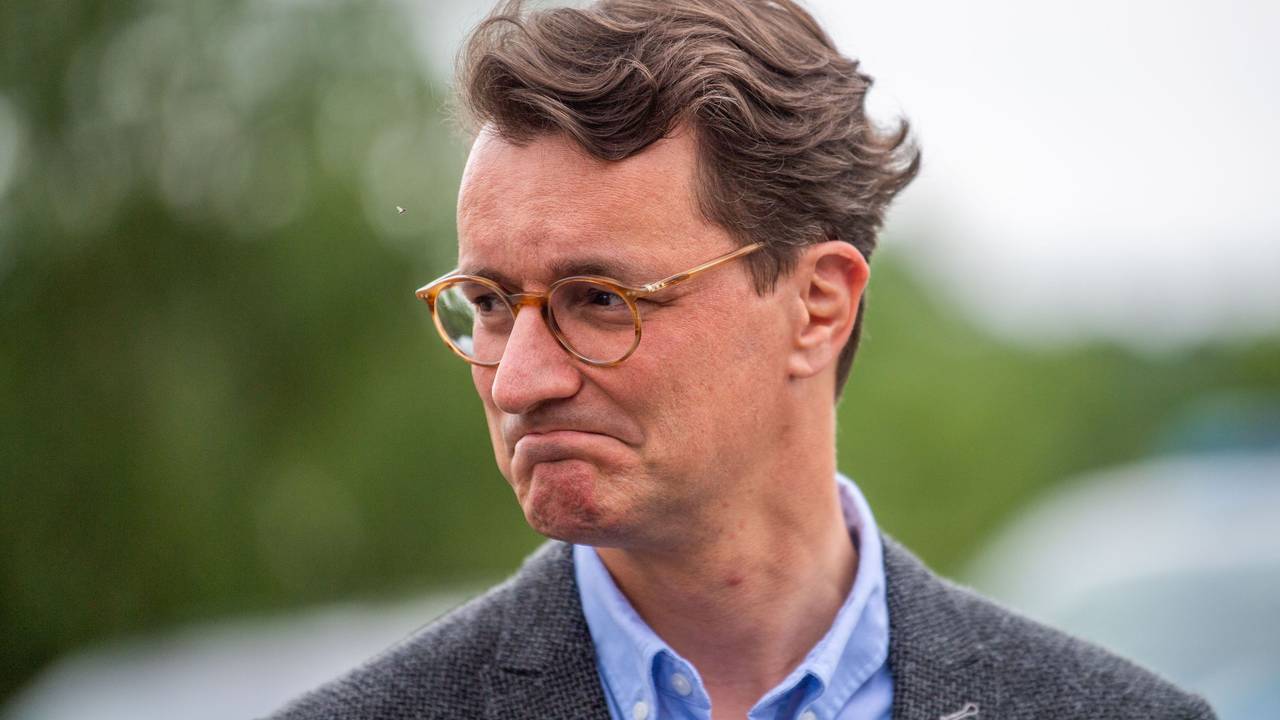 Ministerpräsident von Nordrhein Westfalen, Hendrik Wüst, steht neben der beschädigten Kirche von Lippstadt Hellinghausen.