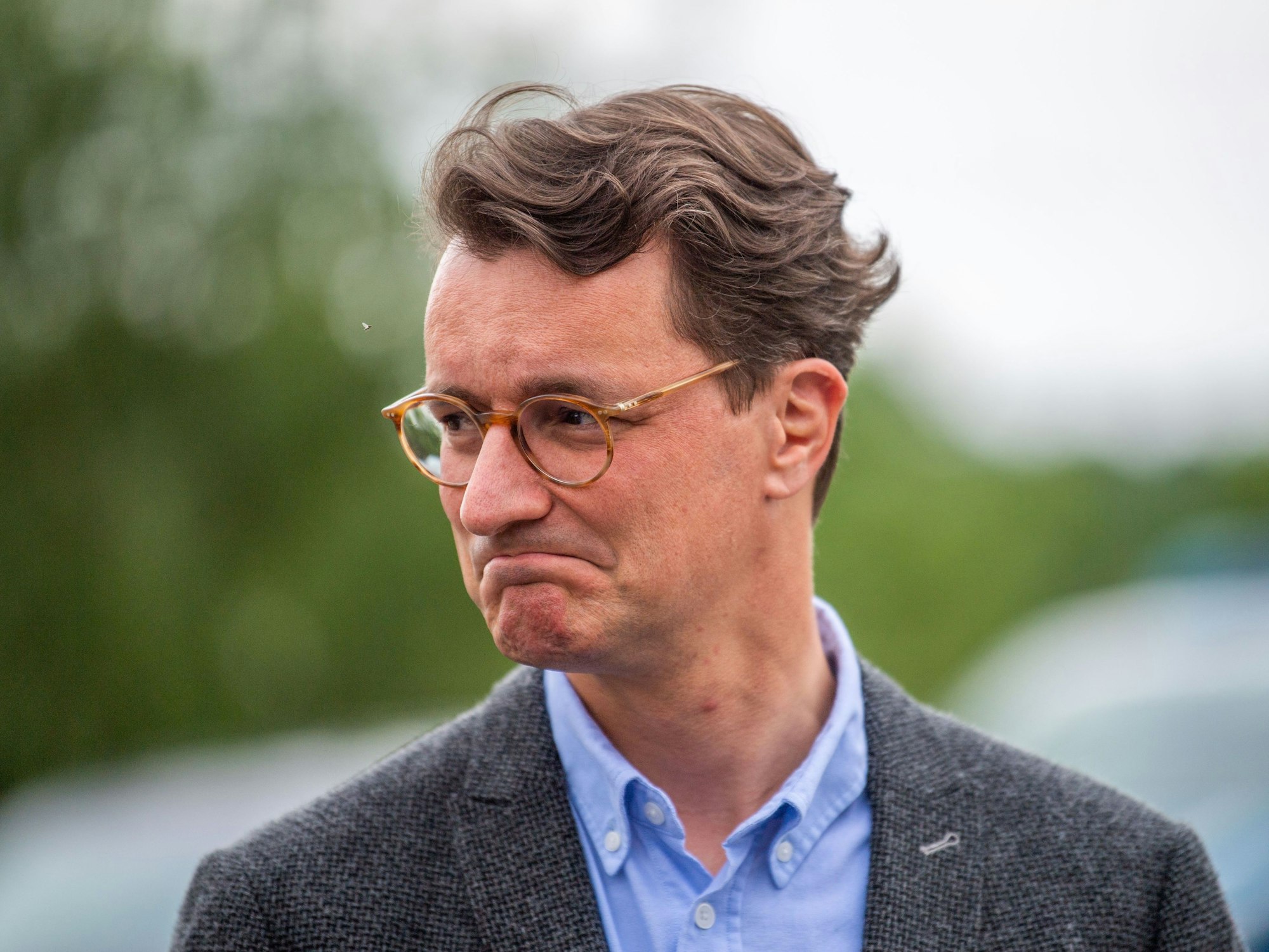 Ministerpräsident von Nordrhein Westfalen, Hendrik Wüst, steht neben der beschädigten Kirche von Lippstadt Hellinghausen.