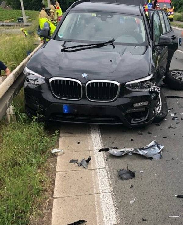 Unfallstelle; Der beschädigte BMW nach einem Nies-Anfall in Ratingen am 20. Mai.