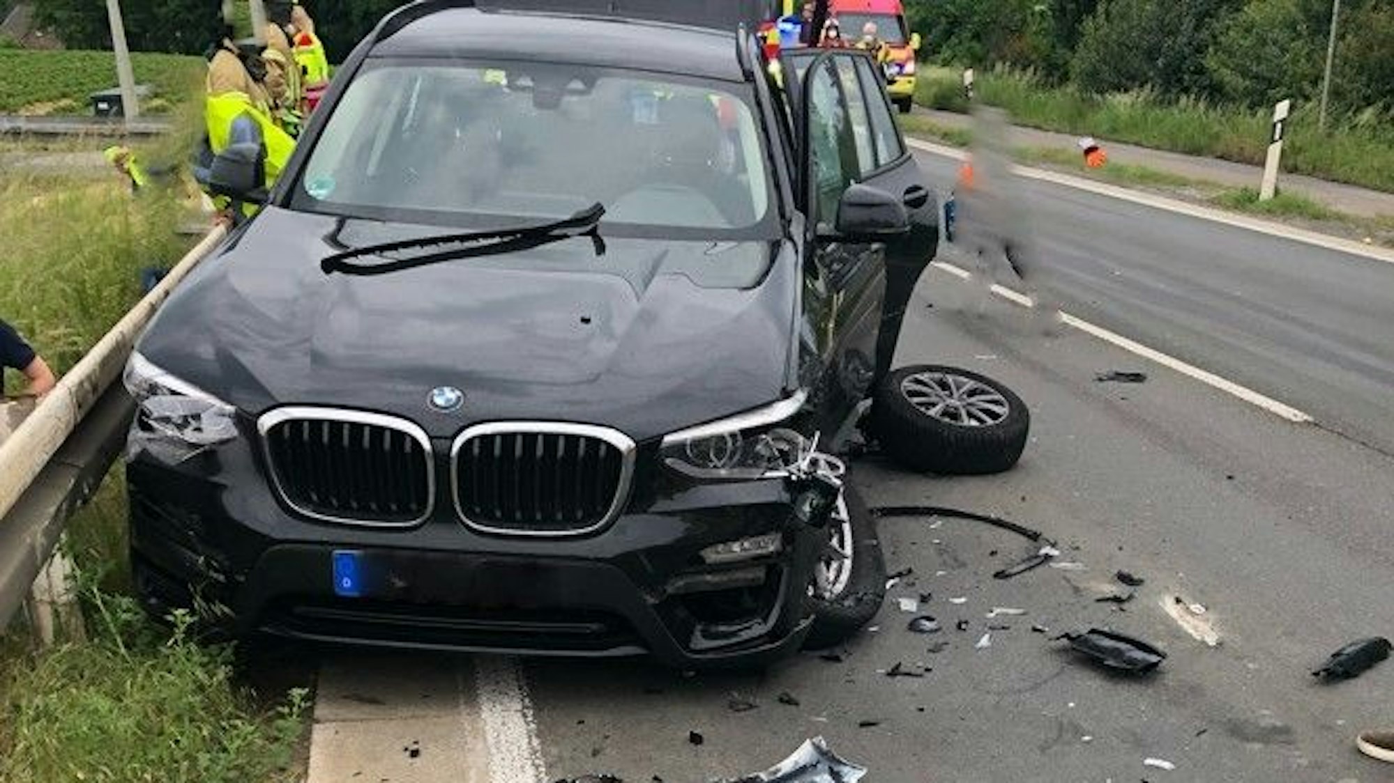 Unfallstelle; Der beschädigte BMW nach einem Nies-Anfall in Ratingen am 20. Mai.